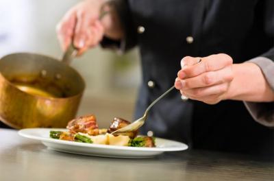 Gastronómicos participan de un vivo en el Instagram @comparticoncordia